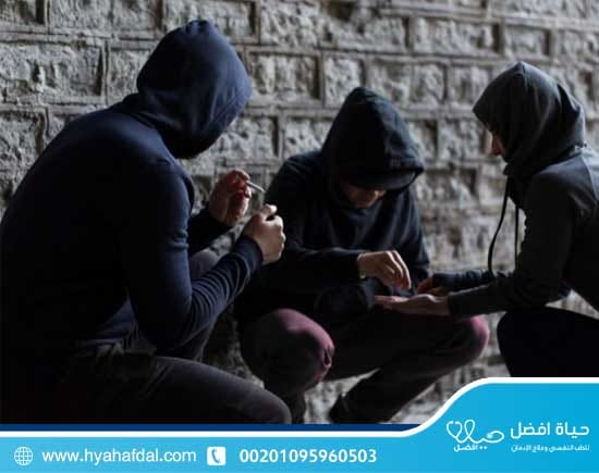 أسباب تعاطي المراهقين المخدرات أو إدمانها